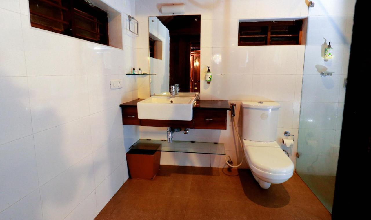 Triveny River Palace Hotel Alappuzha ภายนอก รูปภาพ