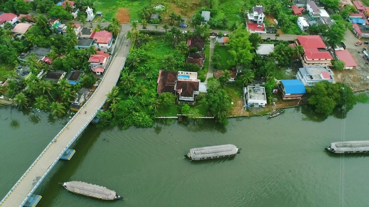 Triveny River Palace Hotel Alappuzha ภายนอก รูปภาพ