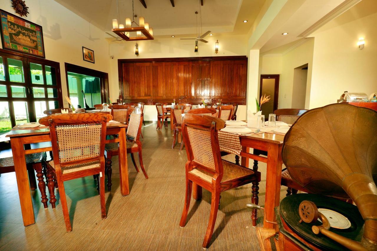 Triveny River Palace Hotel Alappuzha ภายนอก รูปภาพ