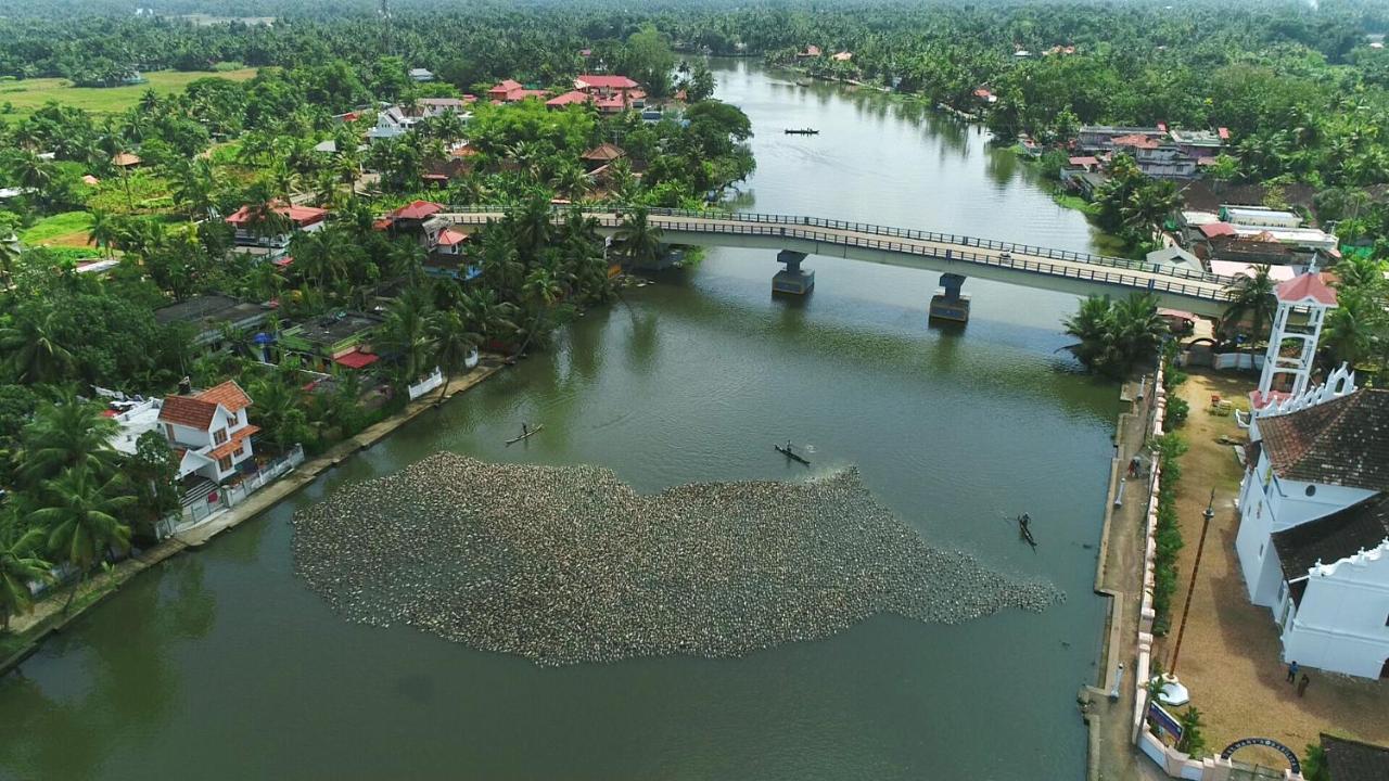 Triveny River Palace Hotel Alappuzha ภายนอก รูปภาพ